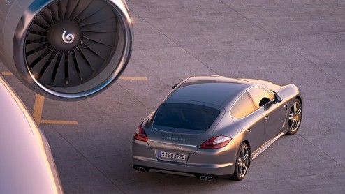 En dan nu officieel! Porsche introduceert in juni 2011 een nieuwe topversie van de vierdeurs Gran Turismo, de Panamera Turbo S. De 550 pk sterke variant staat vanaf juni bij de dealer voor een prijs v