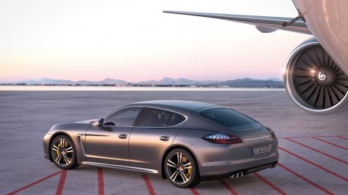 En dan nu officieel! Porsche introduceert in juni 2011 een nieuwe topversie van de vierdeurs Gran Turismo, de Panamera Turbo S. De 550 pk sterke variant staat vanaf juni bij de dealer voor een prijs v