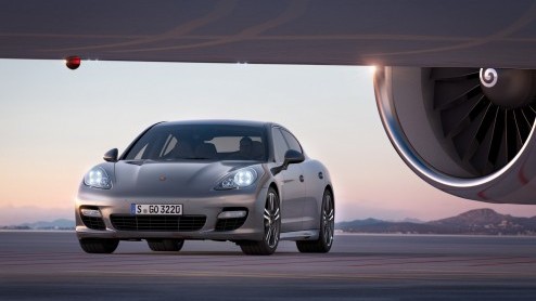 En dan nu officieel! Porsche introduceert in juni 2011 een nieuwe topversie van de vierdeurs Gran Turismo, de Panamera Turbo S. De 550 pk sterke variant staat vanaf juni bij de dealer voor een prijs v