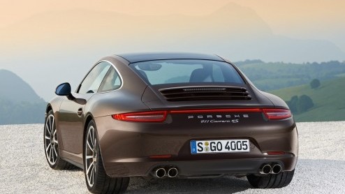 Porsche breidt het modelprogramma van de nieuwe 911 uit met de 911 Carrera 4. Het model is voorzien van actieve vierwielaandrijving en debuteert tijdens de Autosalon van Parijs eind september. Prijzen