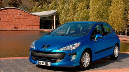 De Peugeot 308 is pas korte tijd op de markt, maar om vooral de zakelijke rijder zich nog lekkerder te laten voelen, komen de Fransen met het Pack Business op de proppen, wat nog meer luxe, maar tegen