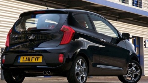 In navolging van de 5-deursversie is sinds deze maand ook de 3-deursuitvoering van de nieuwe Kia Picanto in Nederland leverbaar. Deze is net zo zuinig maar heeft een eigen sportievere styling.