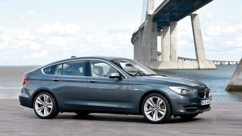 Nieuws onder de kap bij de BMW 5 Serie GT. Daar doet de tweeliterdiesel uit de gewone 5 Serie intrede en wordt de huidige benzine V8 omgewisseld voor de nieuwe, nog sterkere achtcilinder uit de 6 Se