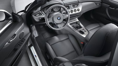 Ook de BMW Z4 gaat (meer) aan de viercilinders. De nieuwe Z4 met 2.0 liter TwinPower Turbo motor heeft inmiddels een prijskaartje. De sDrive20i is er vanaf 44.900 euro en voor een sDrive28i is 51.900 