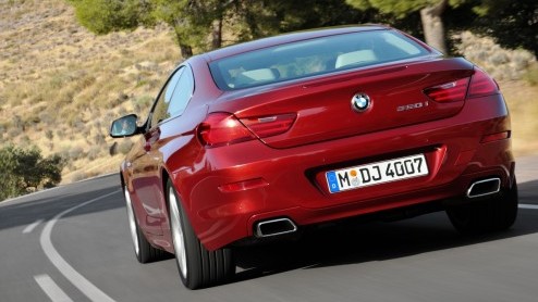 De BMW 6 Serie is compleet! Na de introductie van de Zes als Cabriolet is nu de 6 Serie Coupe een feit. Het topmodel met vast dak oogt en is nog sportiever dan zijn voorganger, maar nog altijd een lux