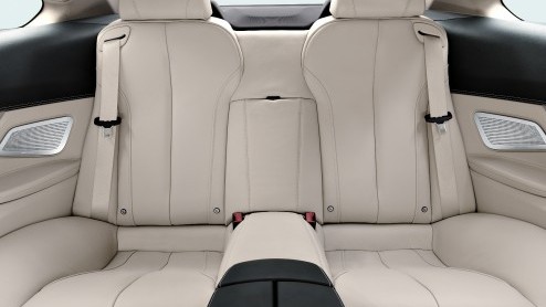 De BMW 6 Serie is compleet! Na de introductie van de Zes als Cabriolet is nu de 6 Serie Coupe een feit. Het topmodel met vast dak oogt en is nog sportiever dan zijn voorganger, maar nog altijd een lux
