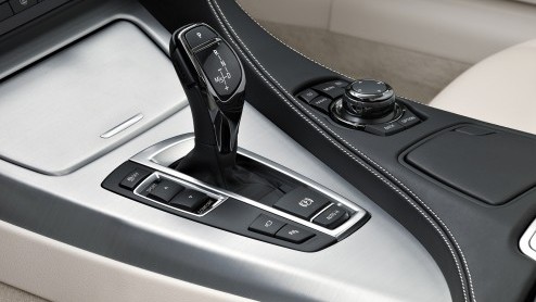 De BMW 6 Serie is compleet! Na de introductie van de Zes als Cabriolet is nu de 6 Serie Coupe een feit. Het topmodel met vast dak oogt en is nog sportiever dan zijn voorganger, maar nog altijd een lux