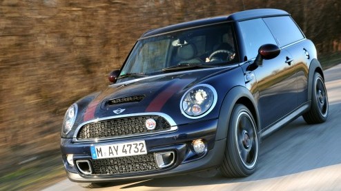 Het is geen nieuws; Minis heb je in allerlei soorten en maten. Petrolheads kunnen jarenlang hun lol op met de Cooper S. Voor veelrijders had Mini alleen een bescheiden dieseltje in de schappen liggen