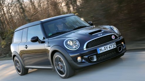 Het is geen nieuws; Minis heb je in allerlei soorten en maten. Petrolheads kunnen jarenlang hun lol op met de Cooper S. Voor veelrijders had Mini alleen een bescheiden dieseltje in de schappen liggen