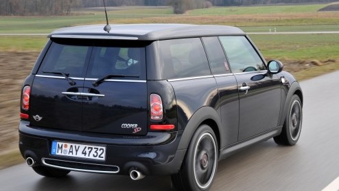 Het is geen nieuws; Minis heb je in allerlei soorten en maten. Petrolheads kunnen jarenlang hun lol op met de Cooper S. Voor veelrijders had Mini alleen een bescheiden dieseltje in de schappen liggen
