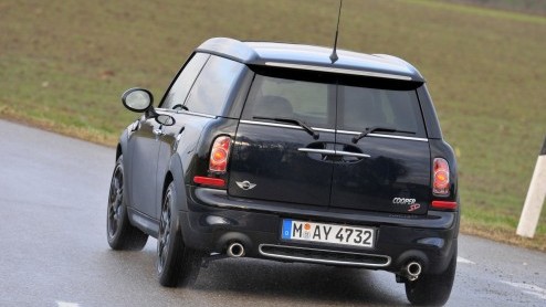 Het is geen nieuws; Minis heb je in allerlei soorten en maten. Petrolheads kunnen jarenlang hun lol op met de Cooper S. Voor veelrijders had Mini alleen een bescheiden dieseltje in de schappen liggen