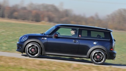 Het is geen nieuws; Minis heb je in allerlei soorten en maten. Petrolheads kunnen jarenlang hun lol op met de Cooper S. Voor veelrijders had Mini alleen een bescheiden dieseltje in de schappen liggen