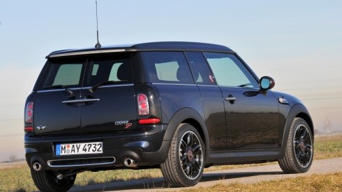 Het is geen nieuws; Minis heb je in allerlei soorten en maten. Petrolheads kunnen jarenlang hun lol op met de Cooper S. Voor veelrijders had Mini alleen een bescheiden dieseltje in de schappen liggen
