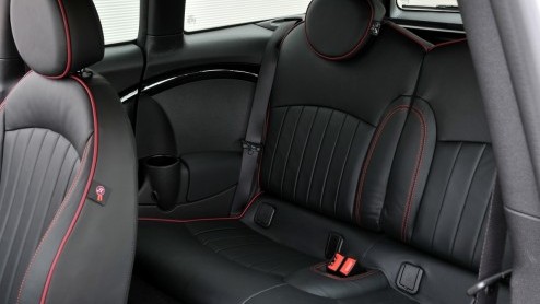 Het is geen nieuws; Minis heb je in allerlei soorten en maten. Petrolheads kunnen jarenlang hun lol op met de Cooper S. Voor veelrijders had Mini alleen een bescheiden dieseltje in de schappen liggen