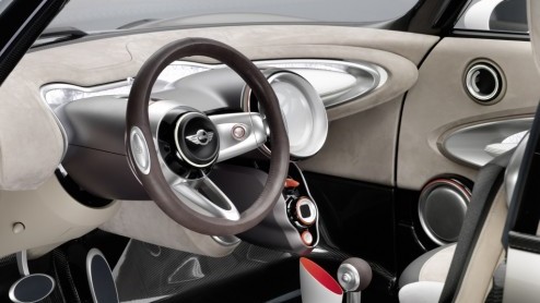 Mini onthult in Genve de Rocketman Concept. Dit studiemodel is vervaardigd uit een lichtgewicht carbon spaceframe, heeft de lengte van de Classic Mini en een variabel 3+1 interieur. Het nieuwe kleint