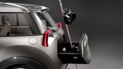 Mini onthult in Genve de Rocketman Concept. Dit studiemodel is vervaardigd uit een lichtgewicht carbon spaceframe, heeft de lengte van de Classic Mini en een variabel 3+1 interieur. Het nieuwe kleint