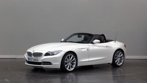 Ook de BMW Z4 gaat (meer) aan de viercilinders. De nieuwe Z4 met 2.0 liter TwinPower Turbo motor heeft inmiddels een prijskaartje. De sDrive20i is er vanaf 44.900 euro en voor een sDrive28i is 51.900 