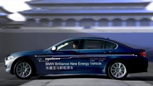 Op de autosalon van Shanghai onthult BMW een verlengde BMW 5 Serie plug-in hybride. De auto is ontwikkeld in samenwerking met joint venture partner Brilliance China Automotive binnen het New Energy V