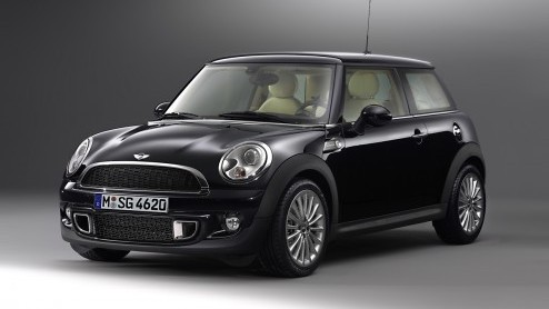 Mini haalt twintig exemplaren van de zeer exclusieve Mini Goodwood naar Nederland. Deze Mini met Rolls Royce genen is te koop vanaf - schrik niet - 54.000 euro.