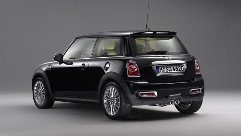 Mini haalt twintig exemplaren van de zeer exclusieve Mini Goodwood naar Nederland. Deze Mini met Rolls Royce genen is te koop vanaf - schrik niet - 54.000 euro.