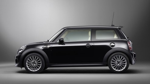 Mini haalt twintig exemplaren van de zeer exclusieve Mini Goodwood naar Nederland. Deze Mini met Rolls Royce genen is te koop vanaf - schrik niet - 54.000 euro.