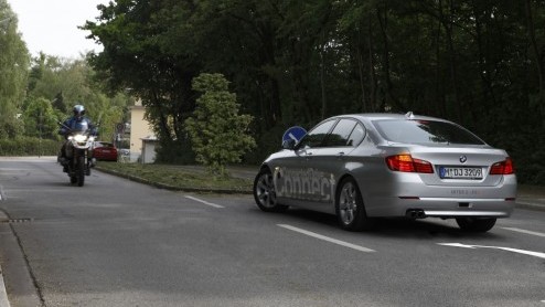 BMW maakt linksaf slaan een stukje veiliger. Het speciaal in de 5 Serie ontwikkelde assistentiesysteem kijkt mee of de kust veilig is en grijpt zo nodig in met een rem-ingreep.
