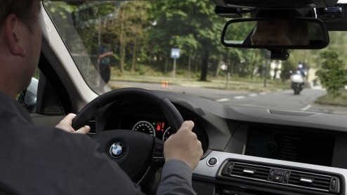 BMW maakt linksaf slaan een stukje veiliger. Het speciaal in de 5 Serie ontwikkelde assistentiesysteem kijkt mee of de kust veilig is en grijpt zo nodig in met een rem-ingreep.