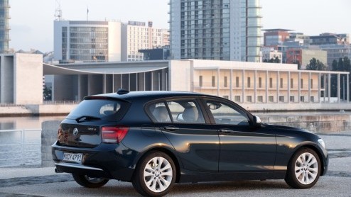 Dit is de nieuwe BMW 1 Serie! Na een kleine acht jaar is het de hoogste tijd voor een nieuwe, vond BMW. De n pakt in zijn nieuwe gedaante met de nieuwste looks, turbomotoren, ConnectedDrive en 20%