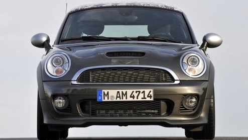 Mini weet niet van ophouden en heeft weer een nieuw familielid vrijwel gereed is voor productie; de Mini Coup. Door zn helmvormige dak en actieve spoiler nog sportiever. De Mini Coup is ook de eers