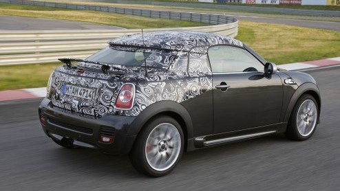 Mini weet niet van ophouden en heeft weer een nieuw familielid vrijwel gereed is voor productie; de Mini Coup. Door zn helmvormige dak en actieve spoiler nog sportiever. De Mini Coup is ook de eers