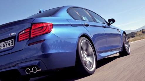 De nieuwe BMW 5 is krachtiger, sneller, zuiniger n goedkoper. De vanafprijs van de snelste BMW ooit komt op 132.200 euro en dat is ruim 26 mille goedkoper dan zijn voorganger.