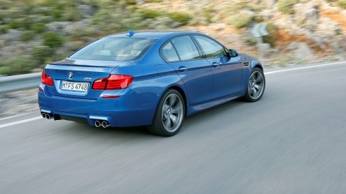 De nieuwe BMW 5 is krachtiger, sneller, zuiniger n goedkoper. De vanafprijs van de snelste BMW ooit komt op 132.200 euro en dat is ruim 26 mille goedkoper dan zijn voorganger.