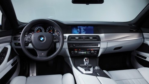 De nieuwe BMW 5 is krachtiger, sneller, zuiniger n goedkoper. De vanafprijs van de snelste BMW ooit komt op 132.200 euro en dat is ruim 26 mille goedkoper dan zijn voorganger.