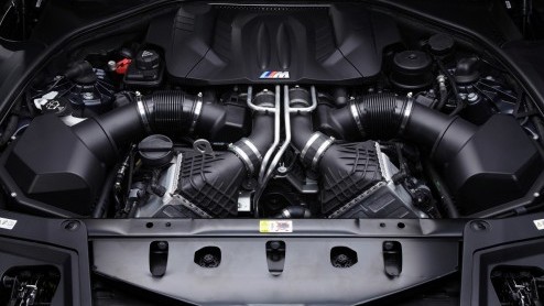 De nieuwe BMW 5 is krachtiger, sneller, zuiniger n goedkoper. De vanafprijs van de snelste BMW ooit komt op 132.200 euro en dat is ruim 26 mille goedkoper dan zijn voorganger.