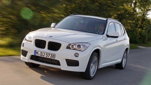BMW heeft de smaak te pakken met de nieuwe tweeliter TwinPower Turbo en lepelt deze vanaf september ook in de X1. Deze sDrive20i is leverbaar vanaf 37.970 euro. De extra zuinige dieselversie is twee m