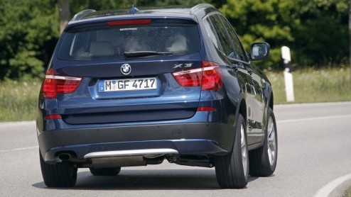 BMW breidt (ook) het motorpalet van de X3 uit. De nieuwe 2.0 liter TwinPower Turbo doet zijn intrede als xDrive20i en ook voorzien de Duitsers in een dieseltopper. Het is de xDrive35d met - hou je vas