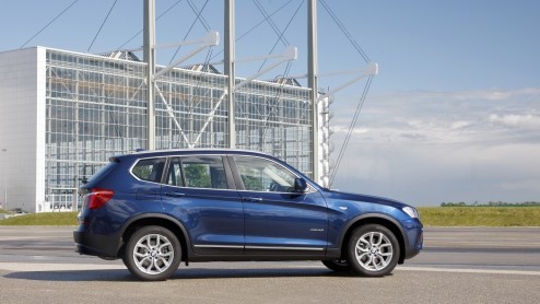 BMW breidt (ook) het motorpalet van de X3 uit. De nieuwe 2.0 liter TwinPower Turbo doet zijn intrede als xDrive20i en ook voorzien de Duitsers in een dieseltopper. Het is de xDrive35d met - hou je vas