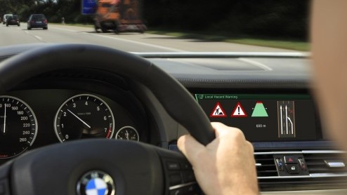 BMW presenteert weer enkele innovaties die autorijden nog intenser maken. In navolging van intelligente lichttechnieken hebben de Duitsers zich nu gericht op gebarenherkenning en Pro-Active Connectivi