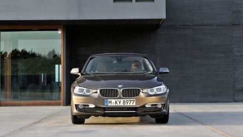 De nieuwe BMW 3 Serie is bijna onthuld. Als voorafje geeft BMW alvast de eerste details en specificaties vrij. Kern van het woord: sportiever, zuiniger en louter turbomotoren. In februari staat het ni