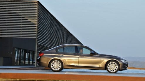 De nieuwe BMW 3 Serie is bijna onthuld. Als voorafje geeft BMW alvast de eerste details en specificaties vrij. Kern van het woord: sportiever, zuiniger en louter turbomotoren. In februari staat het ni