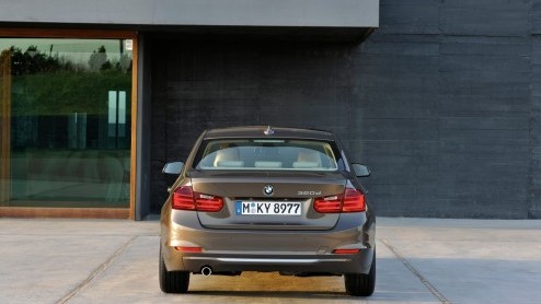 De nieuwe BMW 3 Serie is bijna onthuld. Als voorafje geeft BMW alvast de eerste details en specificaties vrij. Kern van het woord: sportiever, zuiniger en louter turbomotoren. In februari staat het ni