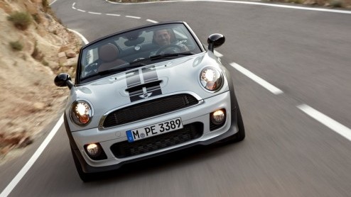 MINI onthult de prijzen van de MINI Roadster. De MINI Roadster staat in februari 2012 bij de dealer. Luchtig rijden kost echter minimaal 25.995 euro.
