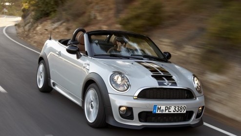 Juist nu de zon steeds minder gaat schijnen besluit Mini de Mini Roadster te introduceren! Het luchtige broertje van de Mini coupe heeft een softtop en staat voor het volgende voorjaar in de showroom.