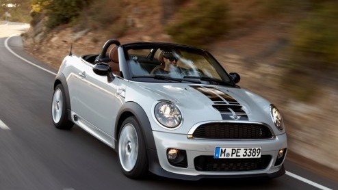MINI onthult de prijzen van de MINI Roadster. De MINI Roadster staat in februari 2012 bij de dealer. Luchtig rijden kost echter minimaal 25.995 euro.