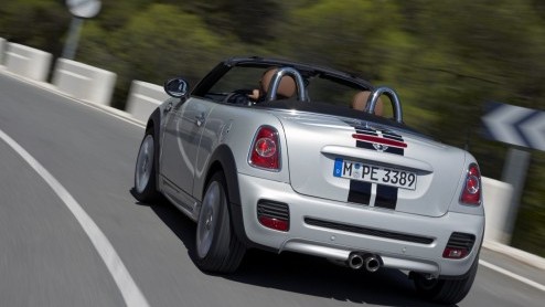 Juist nu de zon steeds minder gaat schijnen besluit Mini de Mini Roadster te introduceren! Het luchtige broertje van de Mini coupe heeft een softtop en staat voor het volgende voorjaar in de showroom.