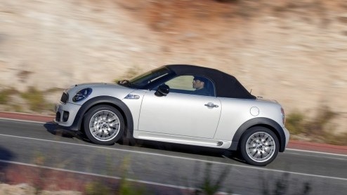 Juist nu de zon steeds minder gaat schijnen besluit Mini de Mini Roadster te introduceren! Het luchtige broertje van de Mini coupe heeft een softtop en staat voor het volgende voorjaar in de showroom.