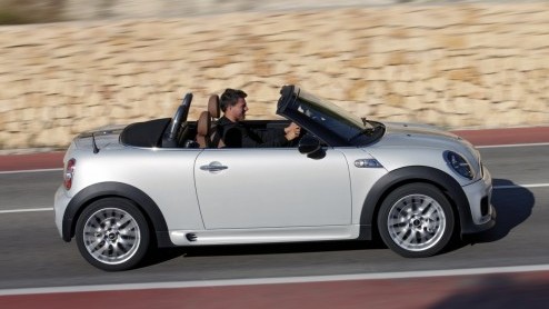 Juist nu de zon steeds minder gaat schijnen besluit Mini de Mini Roadster te introduceren! Het luchtige broertje van de Mini coupe heeft een softtop en staat voor het volgende voorjaar in de showroom.