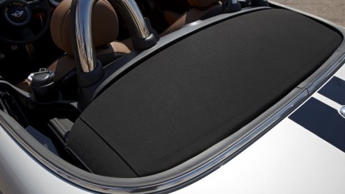 Juist nu de zon steeds minder gaat schijnen besluit Mini de Mini Roadster te introduceren! Het luchtige broertje van de Mini coupe heeft een softtop en staat voor het volgende voorjaar in de showroom.