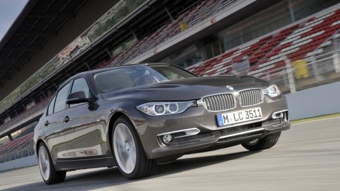BMW heeft de prijzen van de nieuwe 3 Serie paraat. Vanaf februari volgend jaar is de sedan er vanaf 35.900 euro. Samen met de gelijk geprijsde dieselinstapper 316d en de 320d EfficientDynamics Edition
