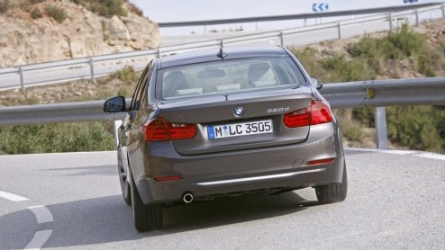 BMW heeft de prijzen van de nieuwe 3 Serie paraat. Vanaf februari volgend jaar is de sedan er vanaf 35.900 euro. Samen met de gelijk geprijsde dieselinstapper 316d en de 320d EfficientDynamics Edition